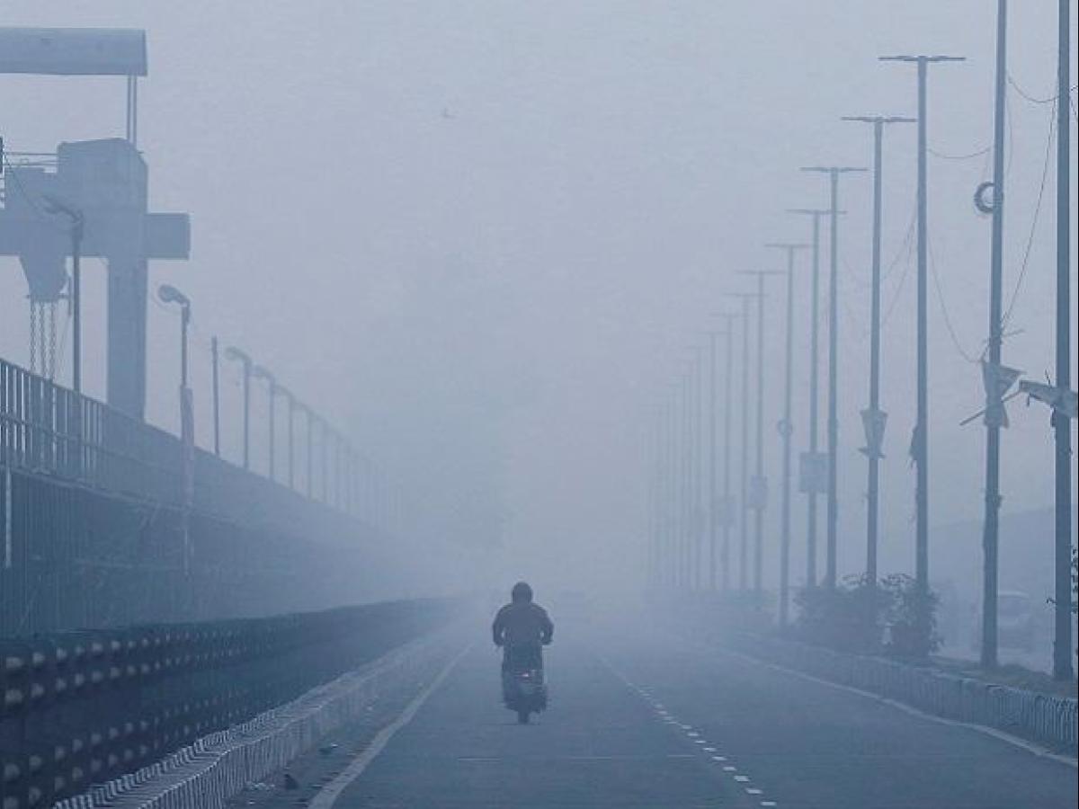 Weather: Dense fog shrouds Delhi, trains delayed