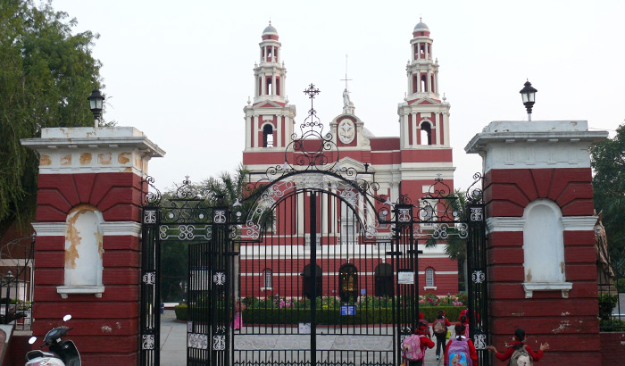 Devotees celebrate Easter following COVID-19 guidelines