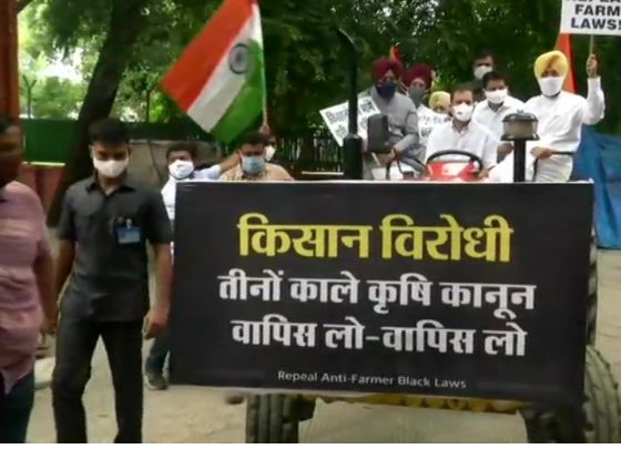 Rahul Gandhi drives tractor to Parliament, says ‘ brought farmers’ message’ Rahul Gandhi drives tractor to Parliament, says ‘ brought farmers’ message’