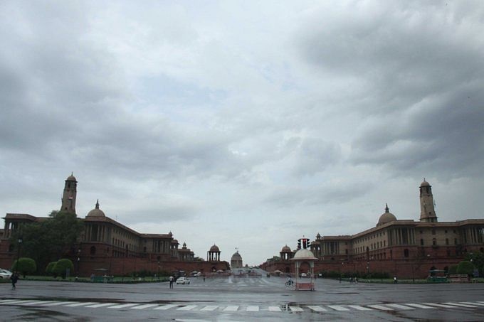 Weather Update: Delhi to receive light rain, humidity touches 88 percent in morning