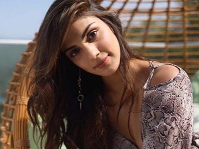 Rhea Chakraborty urges girls to not fall into the trap of Instagram beauty