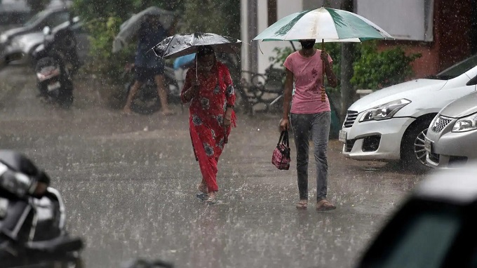 Delhi: Rainfall makes weather pleasant, brings respite from scorching heat