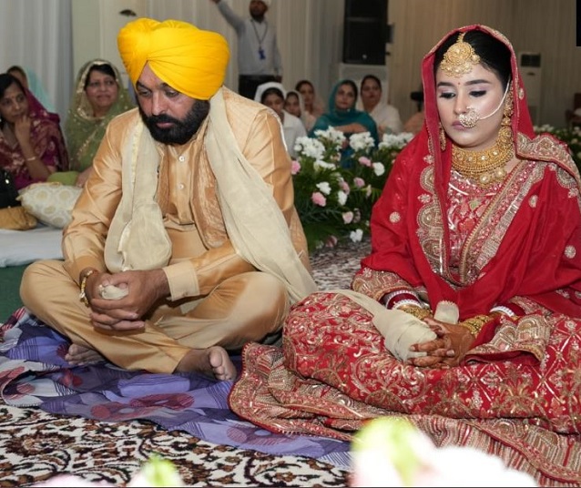 Punjab CM Bhagwant Mann weds Dr. Gurpreet Kaur in Chandigarh amid family members; Delhi CM Kejriwal attends ceremony Punjab CM Bhagwant Mann weds Dr. Gurpreet Kaur in Chandigarh amid family members; Delhi CM Kejriwal attends ceremony
