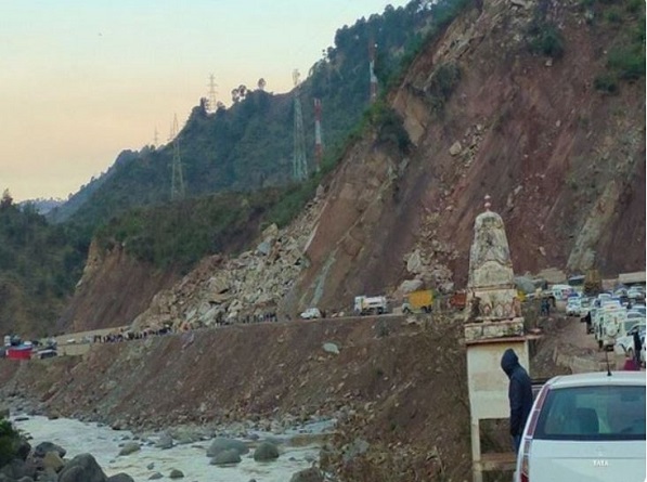 J-K: Major Slide Hampers Vehicles On Jammu-Srinagar National Highway, People Advised To Follow Traffic Advisory J-K: Major Slide Hampers Vehicles On Jammu-Srinagar National Highway, People Advised To Follow Traffic Advisory
