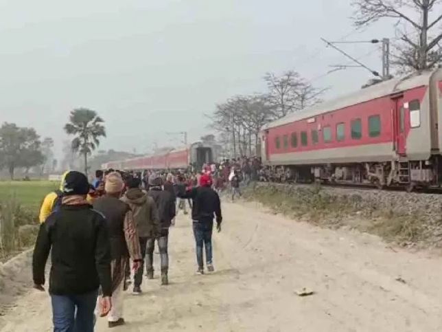 Bihar: 5 Bogies Of Satyagrah Express Detach From Engine Near Bettiah Majhaulia Station Bihar: 5 Bogies Of Satyagrah Express Detach From Engine Near Bettiah Majhaulia Station