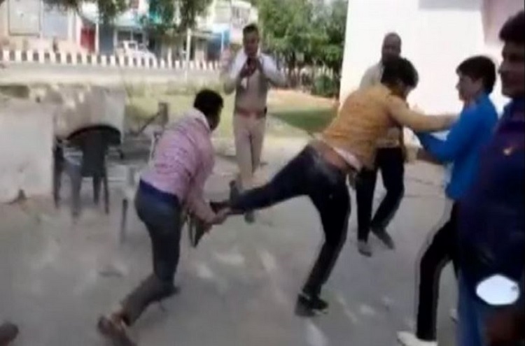 Uttar Pradesh: 10 booked after mining mafia clash inside police station in Mainpuri Uttar Pradesh: 10 booked after mining mafia clash inside police station in Mainpuri