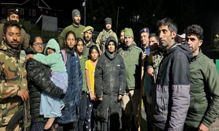 J&K: Tourist family rescued from Kangdoori in Gulmarg