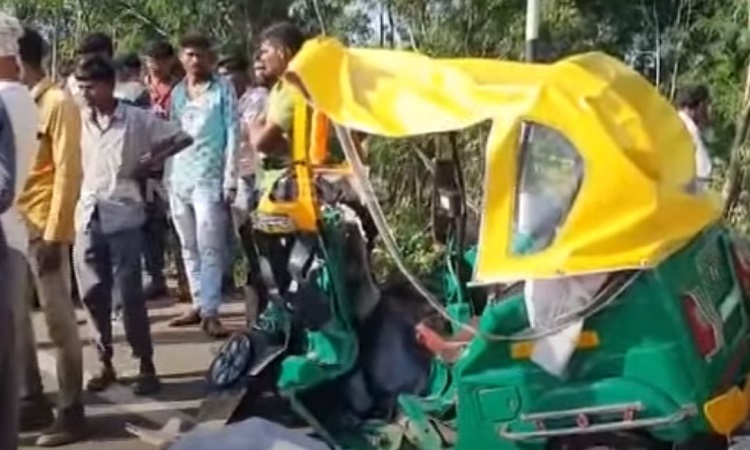 Gujarat: 6 of a family killed as truck rams into autorickshaw in Dahod Gujarat: 6 of a family killed as truck rams into autorickshaw in Dahod