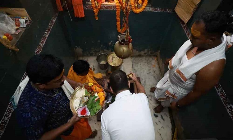 Bharat Jodo Nyay Yatra 25th Day: Congress MP Rahul Gandhi offers prayers at Vedvyas temple in Rourkela Bharat Jodo Nyay Yatra 25th Day: Congress MP Rahul Gandhi offers prayers at Vedvyas temple in Rourkela