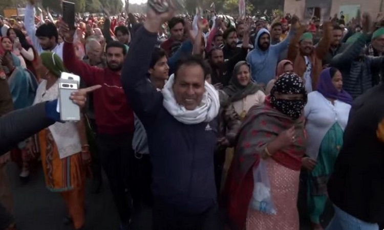 Farmers stage protest march towards Parliament from Delhi-Noida Chilla border