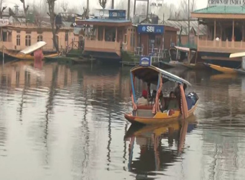 J-K: Tourists enjoy chilly morning on Srinagar’s Dal Lake