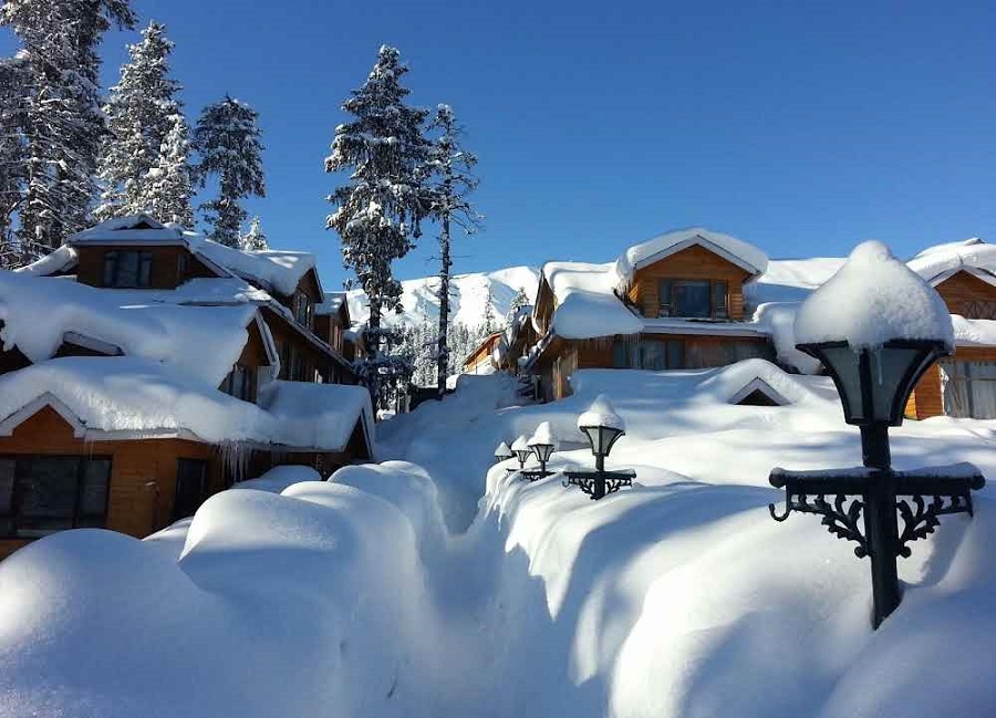 Weather improves after rains, snow lashes in Kashmir
