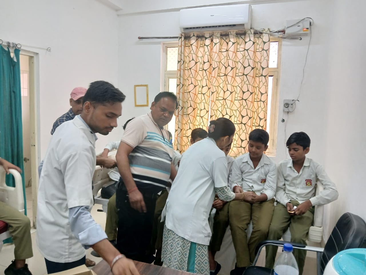 अस्पताल में पहुंचे परिजन व बच्चे