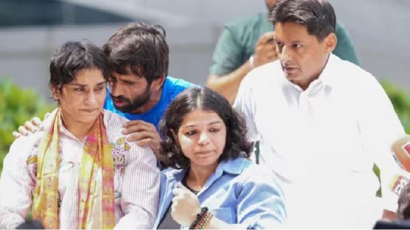 Rousing welcome for Vinesh at IGI Airport as wrestler returns from Paris