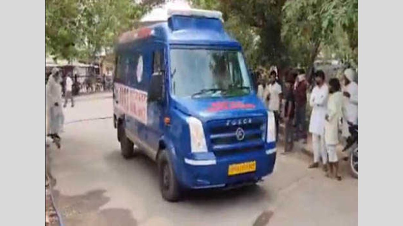 Haryana: Pick-up vehicle runs over sweepers in Nuh; Six killed, 5 injured Haryana: Pick-up vehicle runs over sweepers in Nuh; Six killed, 5 injured
