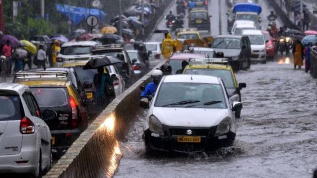 Heavy rains disrupt traffic in Mumbai