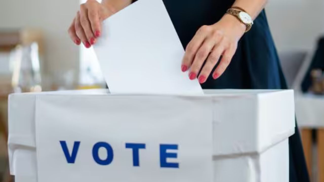 Romanian Presidential race kicks off as voters start casting ballots