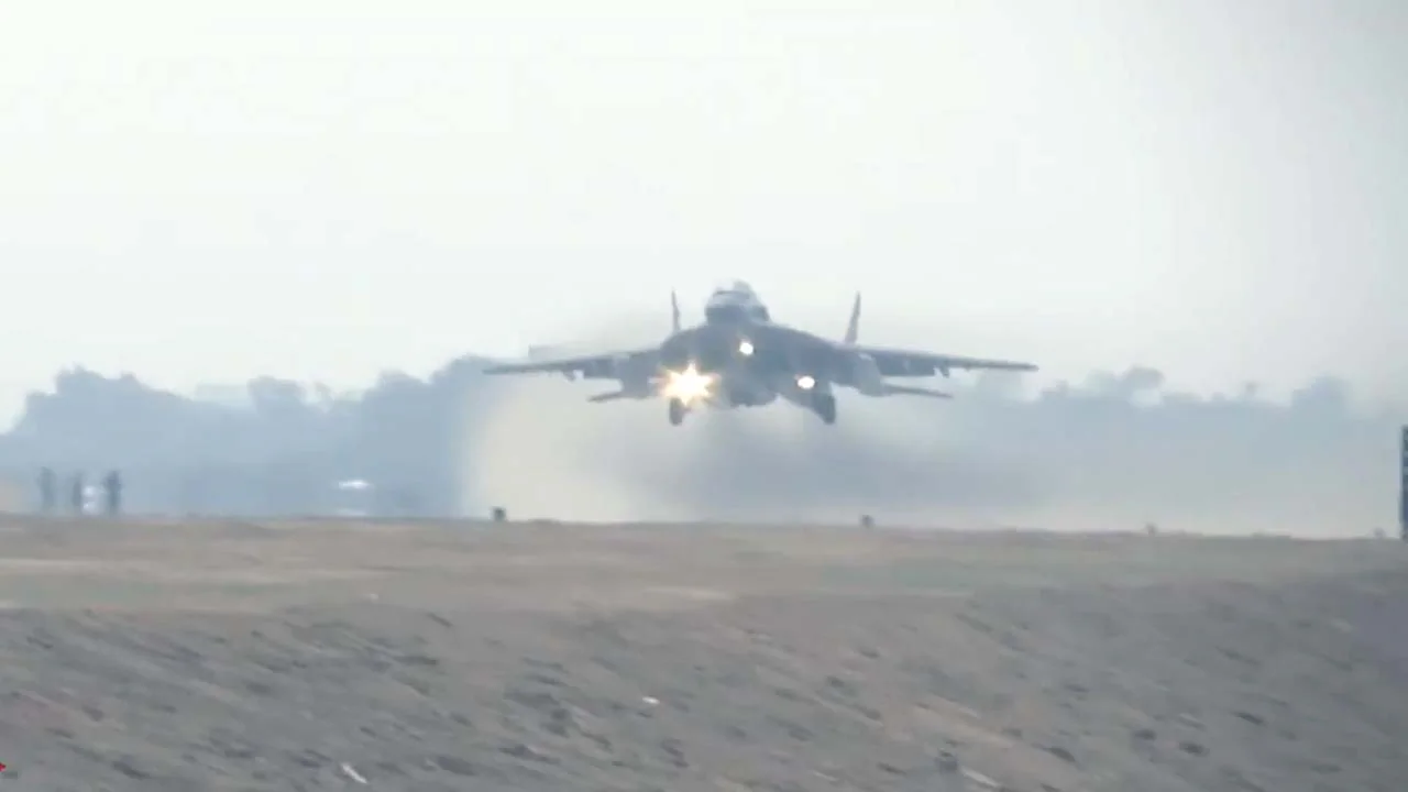 Pakistan fears Rafale, India shows the strength of the Air Force on the Ganga Expressway