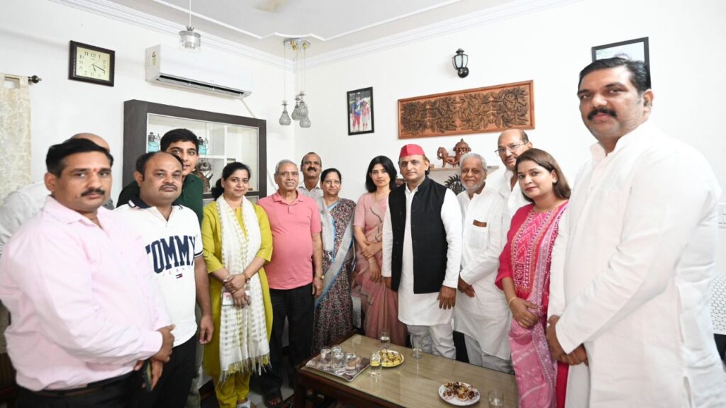 Akhilesh and Dimple Yadav with Shuks family members 