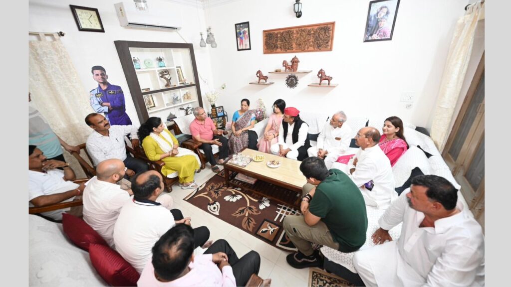 Akhilesh and Dimple Yadav interect with Shuks family members 