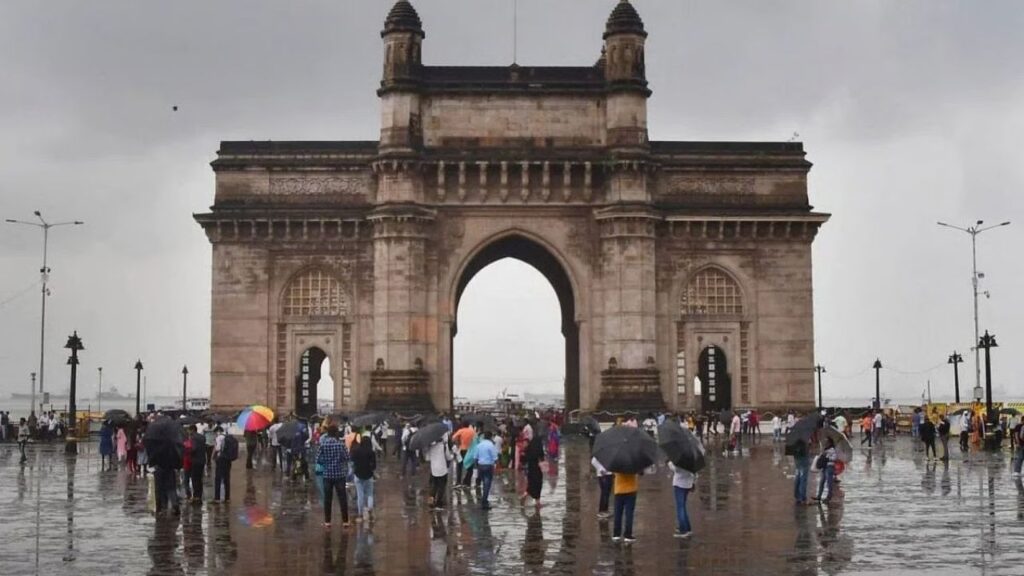Gateway of India during rains (Source: Internet)