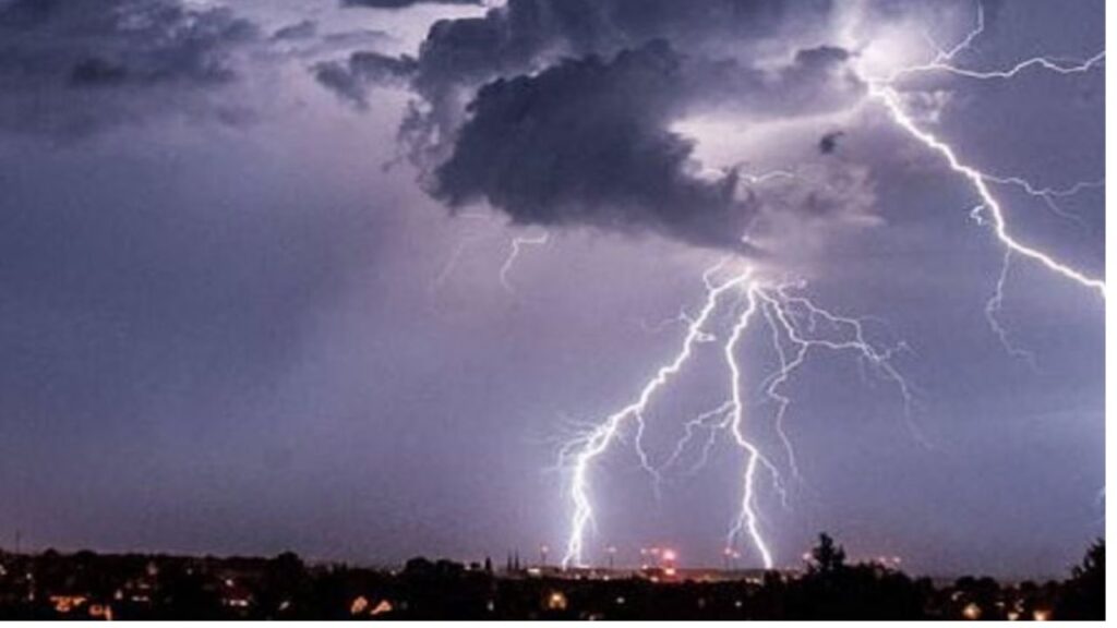 Lightning is expected in some areas (Source: Internet)