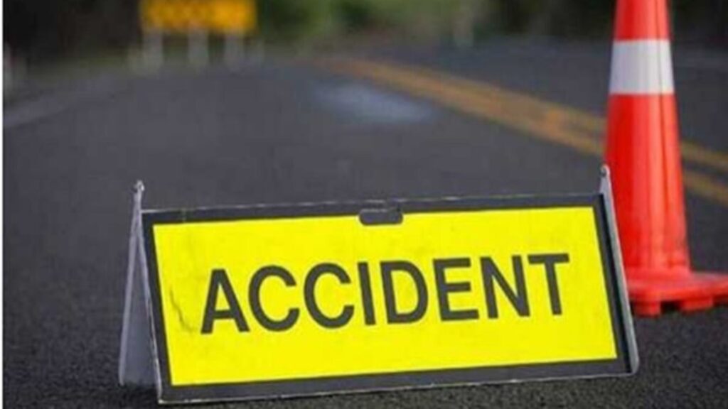 Bus collided with pickup truck in Mumbai (Source: Internet)