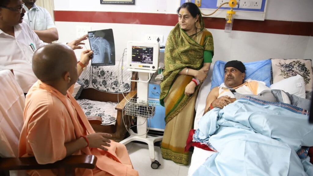 CM Yogi Adityanath saw the X-ray report 