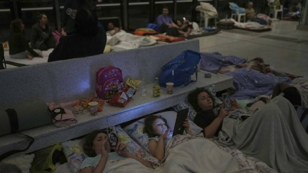 Civilians are sheltering in underground stations as missile attacks (Source: Internet)