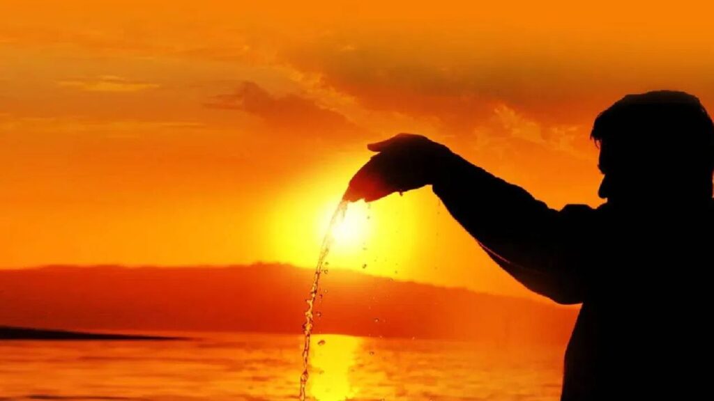 Offering Arghya to the Sun is extremely auspicious (Source: Internet)