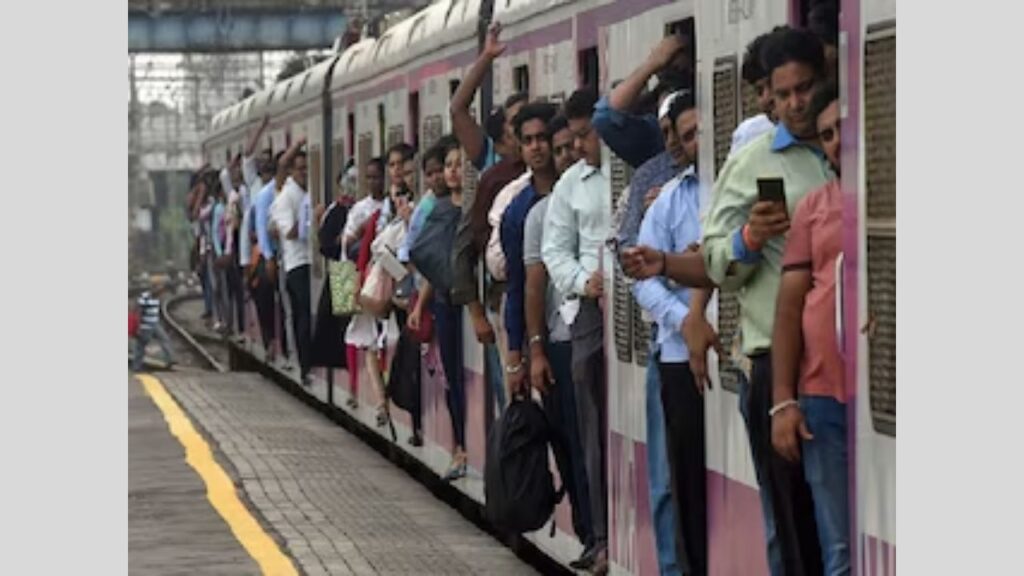 13 passengers fell off the train due to overcrowding (Source: Internet)