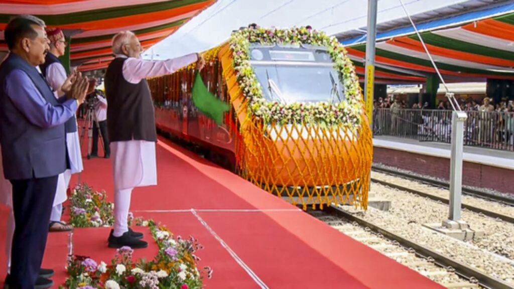 PM Modi inaugurated Vande Bharat Express (Source: Internet) 