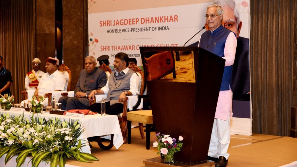 MP Lahar Singh Siroya presents the Welcome Address