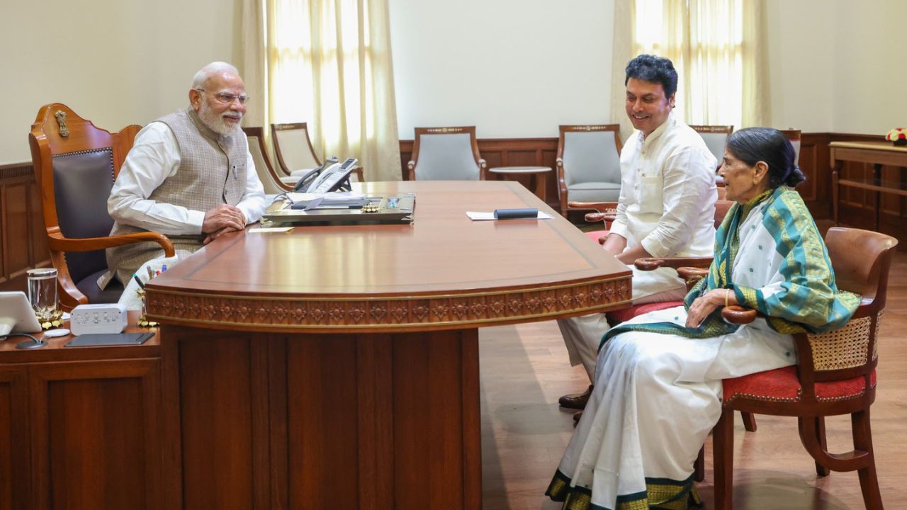 PM Modi talking with BJP MP Biplab Kumar Deb and his mother 