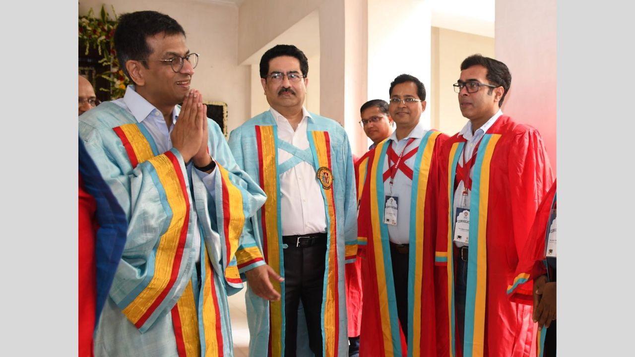Dr DY Chandrachud meeting guests at Convocation 