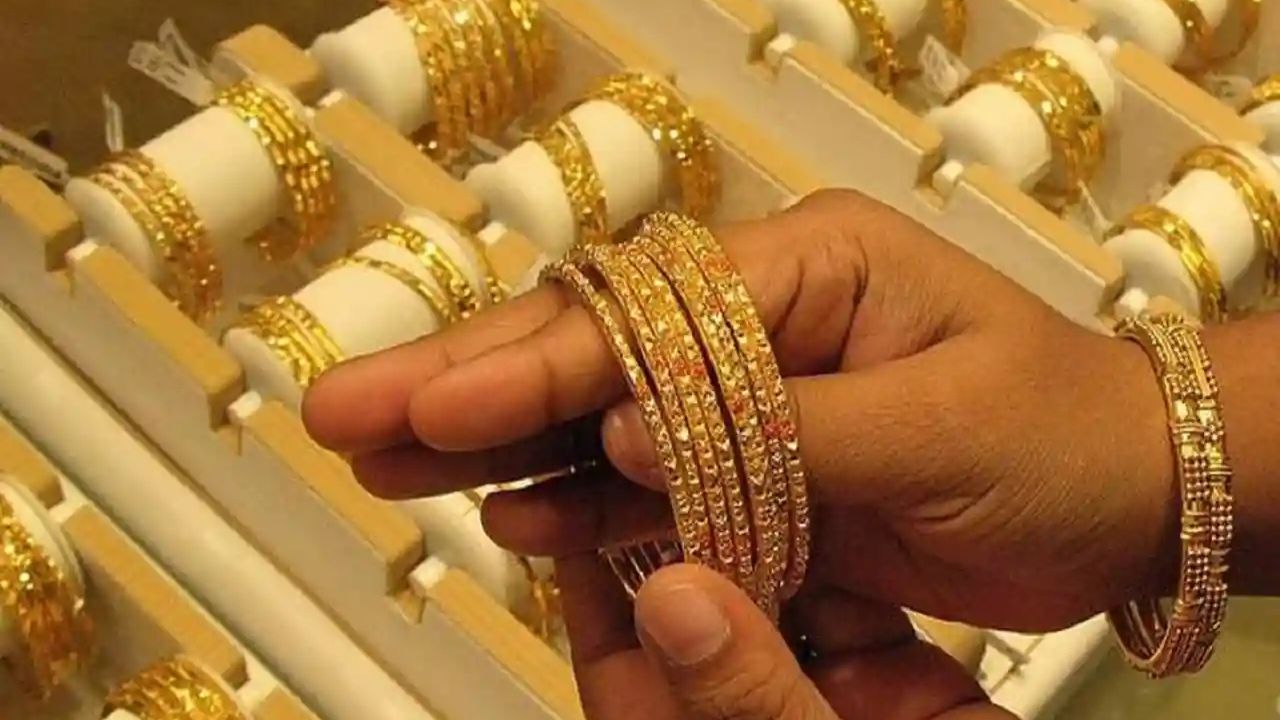 Gold price becomes cheaper