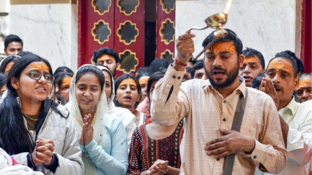 Devotees at Gauri Shankar Delhi (Source: Internet)