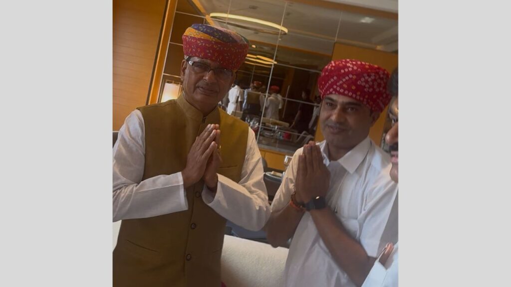 BJP Leader Harish Patel falicitates Union Min Shivraj Singh 
