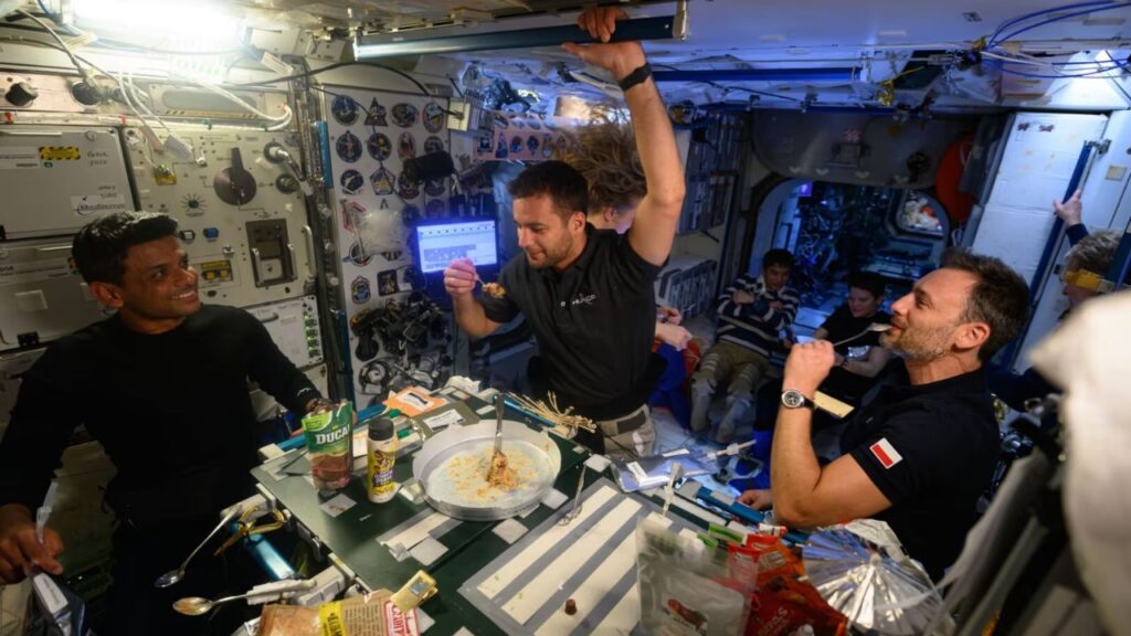 Shuks with fellow astronauts enjoys dinner at ISS