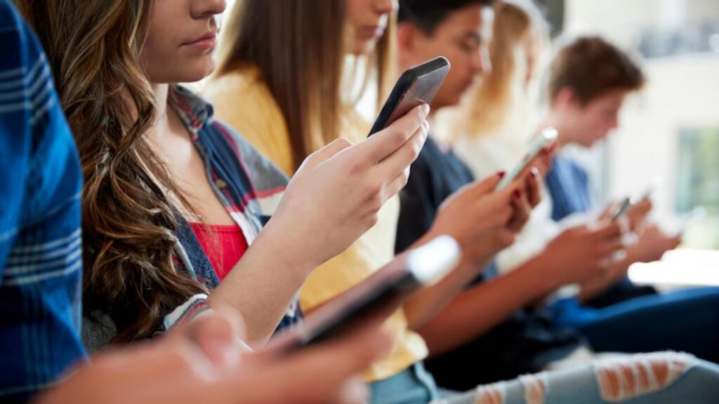 Social media has infected even groups (Source: Internet)