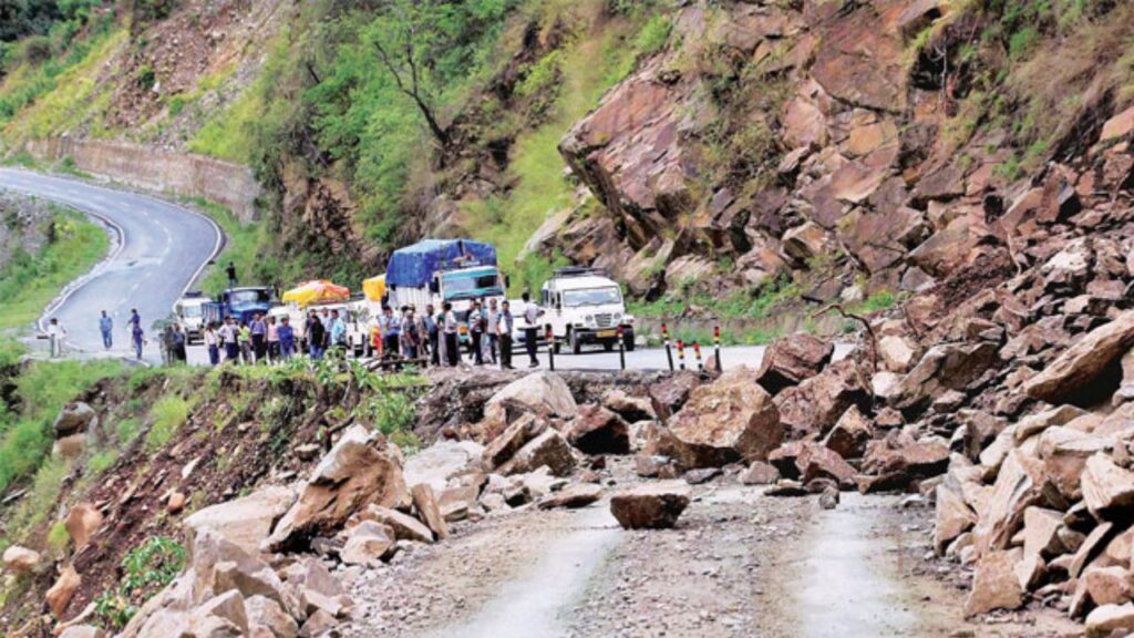 Landslides have blocked many road (Source: Internet)