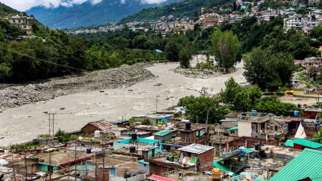 Life in disarray due to rains (Source: Internet)