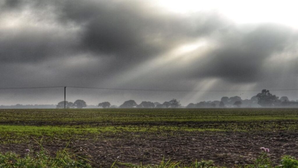 Possibility of thunderstorm and light (Source: Internet)