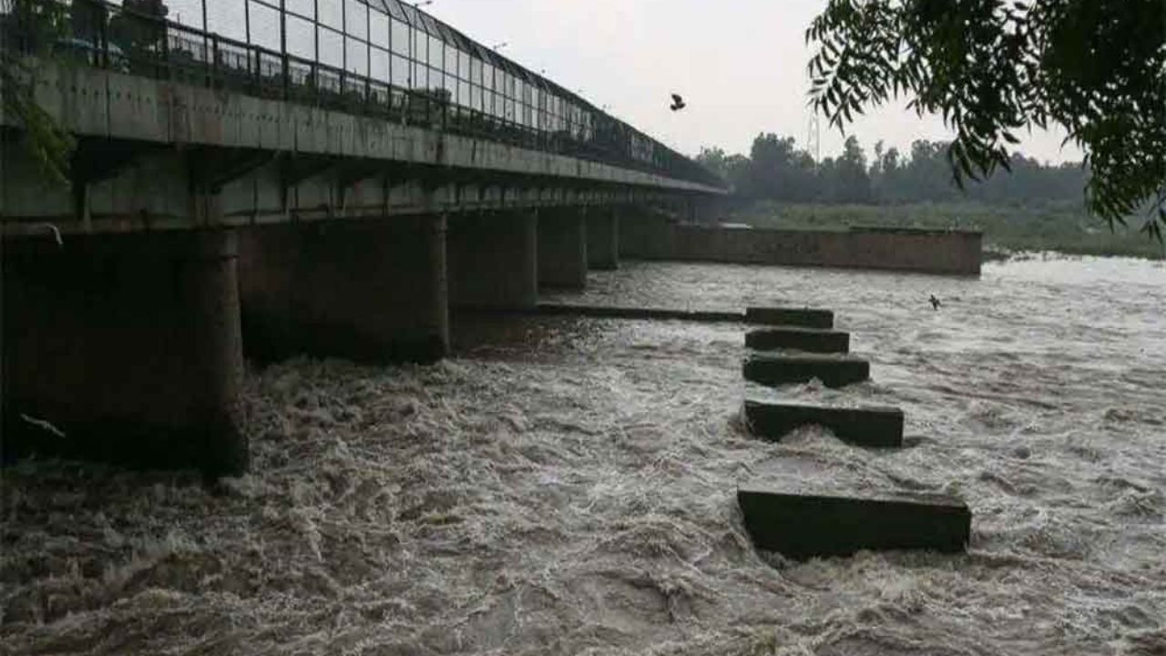 Yamuna waters rises unabatedly