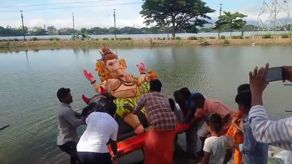 Devotees immerse Ganesh idol in Kumaraswamy lake
