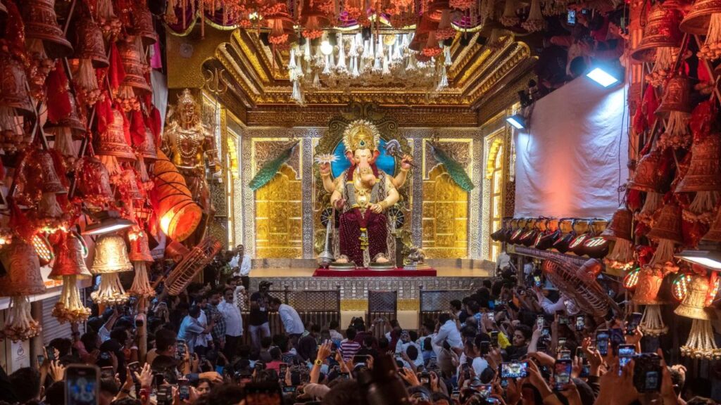 Devotees pay obeisance at Lalbaugcha Raja