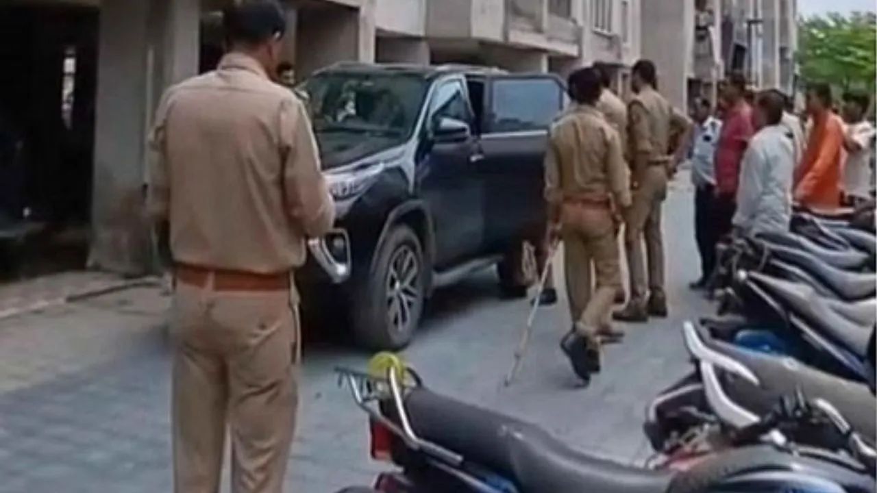 SBI Clerk Threatens Suicide After ₹100 Crore Scam Exposed, Police Nab Him Dramatically