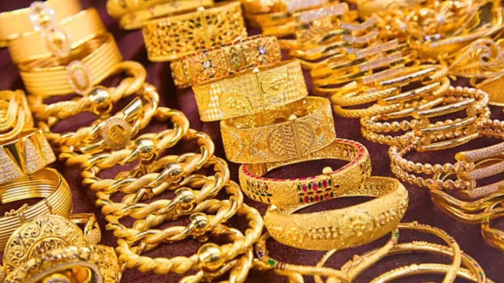 Gold hits new record high at $3,685 amid economic concerns