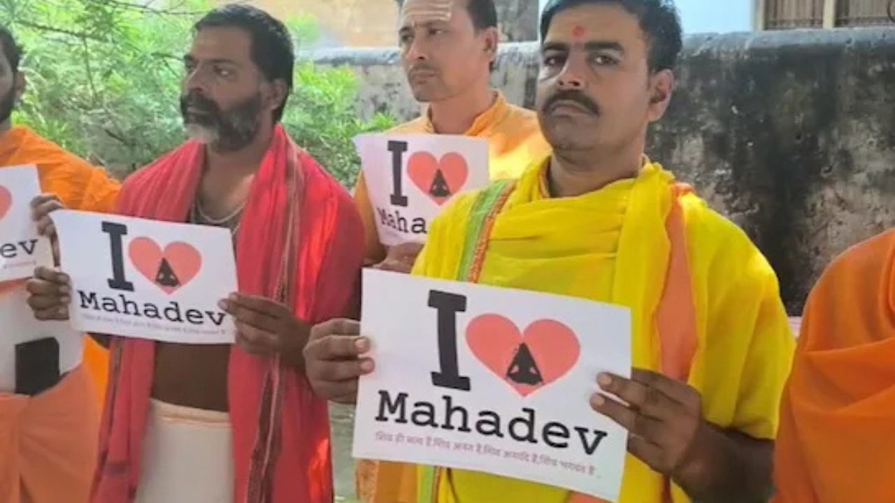 Saints in Varanasi have launched the 'I Love Mahadev' campaign