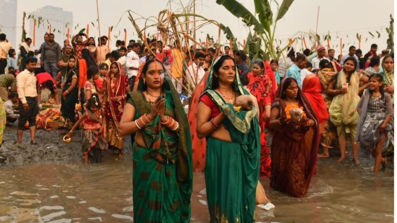 Chhath Puja concludes with offerings to the rising Sun; Devotees gather in large numbers at Delhi ghats Chhath Puja concludes with offerings to the rising Sun; Devotees gather in large numbers at Delhi ghats